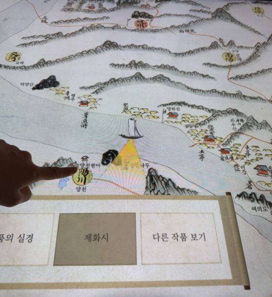 겸재가 양천현령 시절 만든 ‘경교명승첩’ 속 명소는 터치스크린을 통해 그림과 실제 풍경, 제화시를 같이 볼 수 있다.