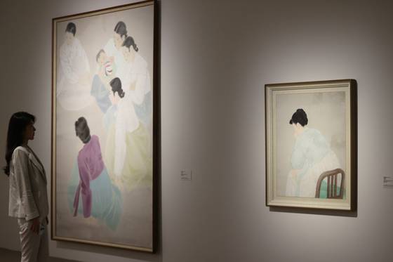 국립현대미술관 과천에 운보 김기창의 '모임'(왼쪽)과 우향 박래현의 '여인'이 나란히 걸렸다. 따로 또 같이 발전해 온 부부 화가의 세계를 한 눈에 비교해 볼 수 있다. 연합뉴스