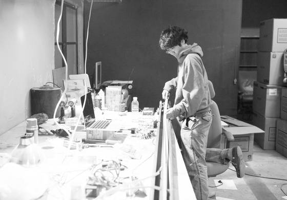 제주도 작업실의 부지현 작가. [사진 부지현 작가 제공]