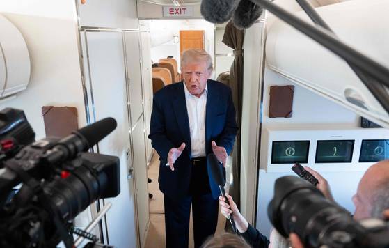 도널드 트럼프 미국 대통령이 4일(현지시간) 플로리다주 웨스트팜비치를 출발해 메릴랜드주 앤드루스 합동기지로 향하는 대통령 전용기에서 취재진과 대화하고 있다. AFP=연합뉴스