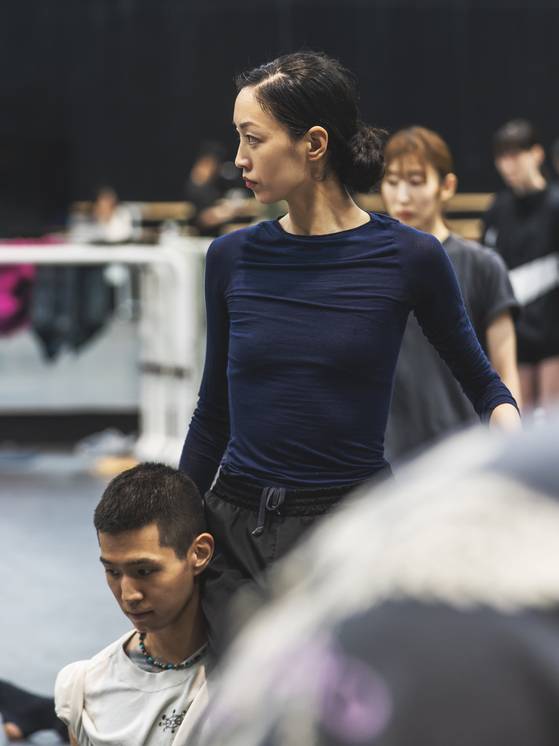 이상은이 요한 잉거 안무작 ‘워킹 매드’를 연습하고 있다. 사진 세종문화회관