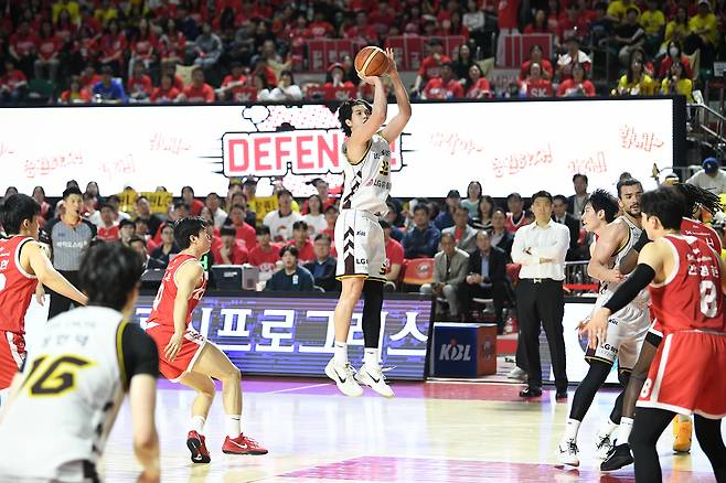 프로농구 창원 LG 타마요(가운데). [사진 KBL]