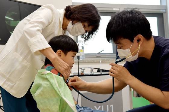 최용준 소아과 전문의가 지난 2일 오전 전남 곡성보건의료원에 마련된 소아과 진료실에서 아이들을 진료하고 있다. 곡성은 1960년 소아과 전문의 제도가 생긴 이후 처음으로 상시 소아과가 이날 문을 열었다. 뉴스 1