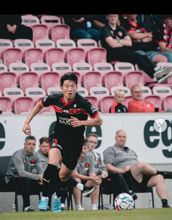 덴마크 미트윌란 수비수 이한범(가운데). [사진 이한범 SNS]