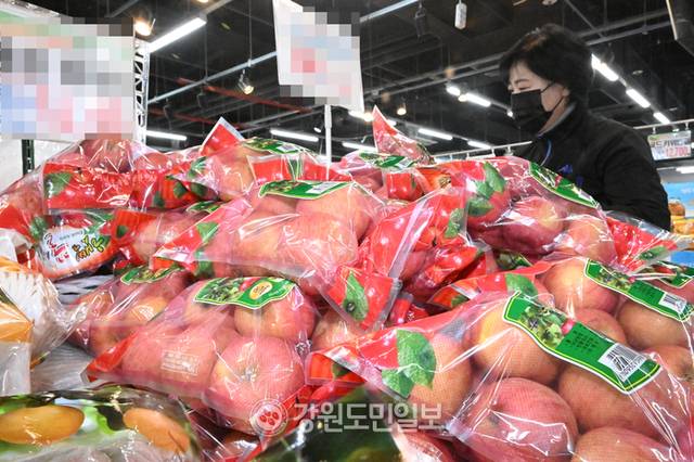 ▲ 마트·시장 등에서 식재료 구매와 식당에서 외식이 동시에 줄어드는 현상이 2년 넘게 이어지고 있다. 강원도민일보 자료 사진