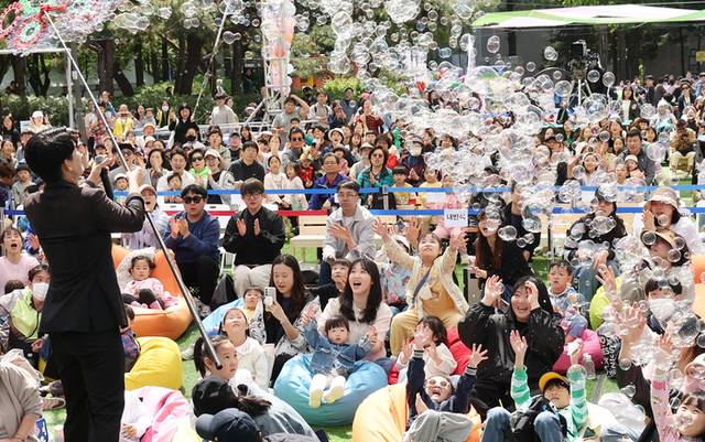 ▲ 지난 4일 서울 노원구 등나무문화공원에서 열린 노원구 어린이날 축제에 어린이와 학부모들이 비눗방울 공연을 즐기고 있다. 연합뉴스