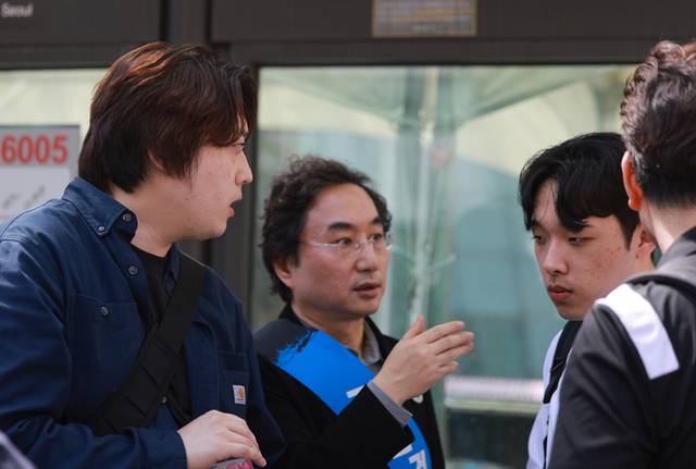 ▲ 지난달 20일 서울 중구 숭례문 인근 세종대로에서 열린 ‘의료정상화를 위한 전국의사궐기대회’에서 박단 대한전공의협의회 비상대책위원장(왼쪽)과 이선우 대한의과대학·의학전문대학원학생협회 비대위원장(오른쪽)이 대화하고 있다. 가운데는 대한의사협회 대선기획본부장인 민복기 대구광역시의사회 회장.연합뉴스