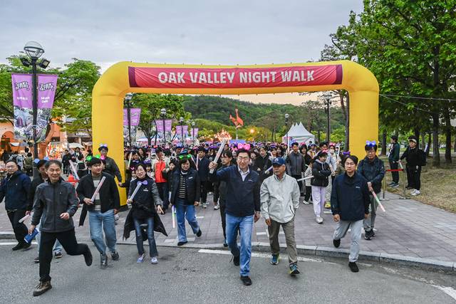 ▲ 원주 오크밸리 리조트와 한국걷기협회는 최근 오크밸리 일원에서 원강수 시장을 포함한 1000여명이 참여한 가운데 2025 오크밸리 나이트 워크를 성황리에 개최했다.