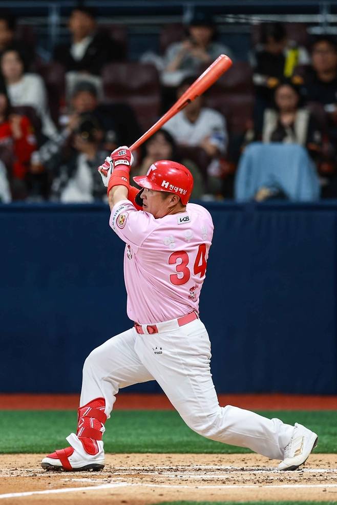 ▲ KIA 타이거즈 최형우가 역대 네 번째 개인 통산 400홈런을 터뜨리고 있다. [KIA 타이거즈]&nbsp;