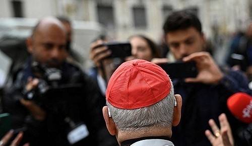 ▲취재진에 둘러싸인 한 추기경 [연합뉴스]