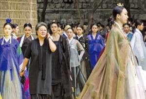 모델들과 피날레 하는 송혜미 대표(왼쪽 두 번째).