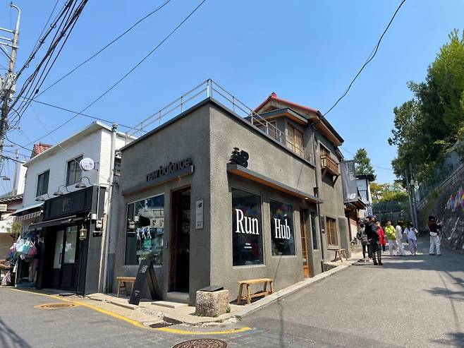 뉴발란스 북촌 러닝 트라이얼 전문 서비스 매장 ‘런 허브'. 사진=뉴발란스 제공