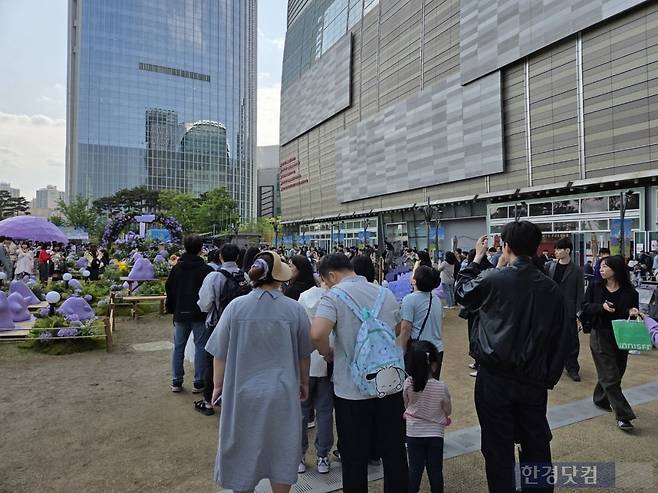 '포켓몬타운 2025' 포토존에 사람들이 길게 줄 서 있는 모습./사진=박수림 기자