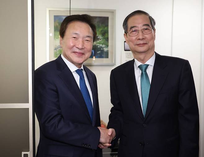 한덕수 무소속 대통령 선거 예비 후보와 손학규 전 민주당 대표가 5일 서울 종로구의 한 식당에서 만찬 회동을 갖기 전 인사를 나누고 있다.  /뉴스1