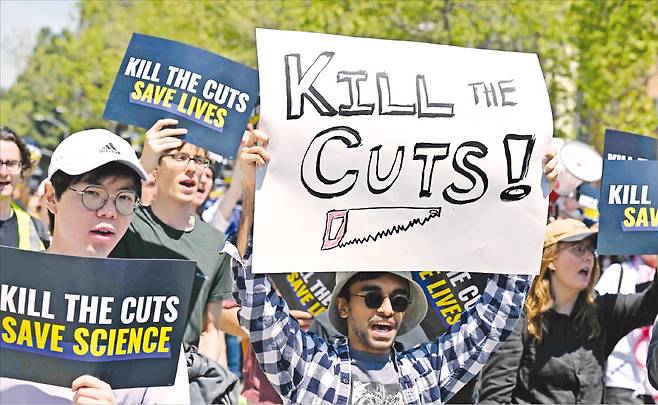 < 트럼프 예산삭감 항의 중인 美학생들 > 미국 UCLA 학생과 연구자들이 지난달 8일 UCLA 캠퍼스에서 열린 시위에 참가해 도널드 트럼프 행정부의 연구·교육 예산 삭감에 항의하고 있다.  /AFP연합뉴스