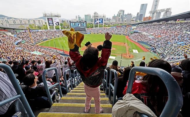 어린이날인 5일 서울 잠실야구장에서 열린 프로야구 LG 트윈스와 두산 베어스의 경기에서 한 어린이가 열띤 응원을 하고 있다. 사진=연합뉴스