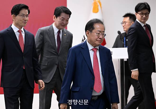 지난달 29일 서울 여의도 국민의힘 당사에서 열린 제21대 대통령 후보자 국민의힘 결선 진출자 발표 행사에서  결과 발표 후 후보들이 퇴장하고 있다. 국회사진기자단