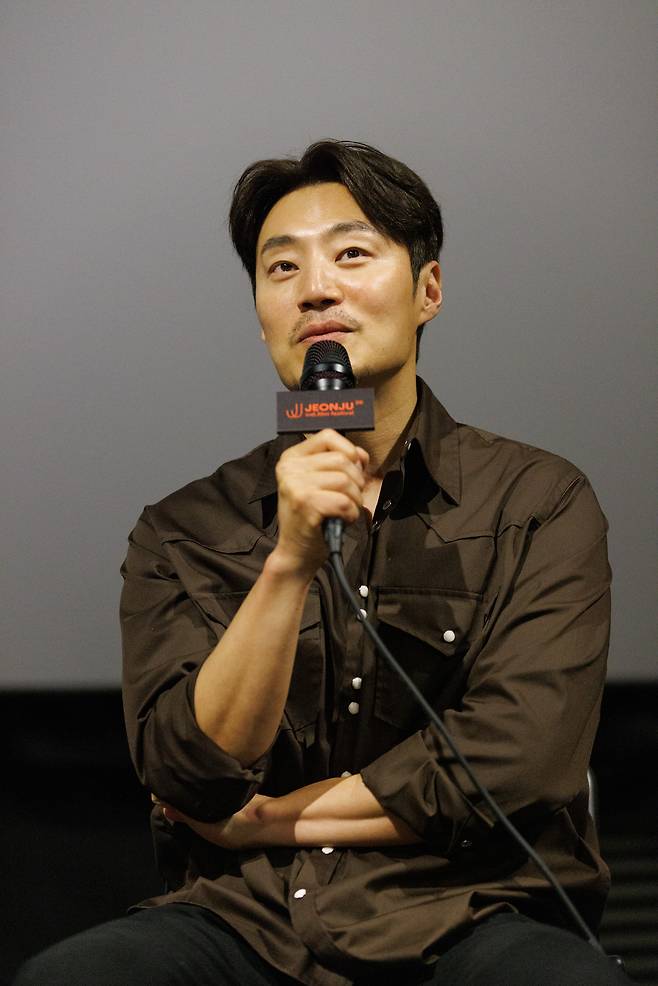 <직사각형, 삼각형>을 연출한 배우 이희준이 지난 1일 전북 전주 CGV전주고사점에서 상영 후 열린 관객과의 대화(GV)에서 답변을 하고 있다. 전주국제영화제 제공