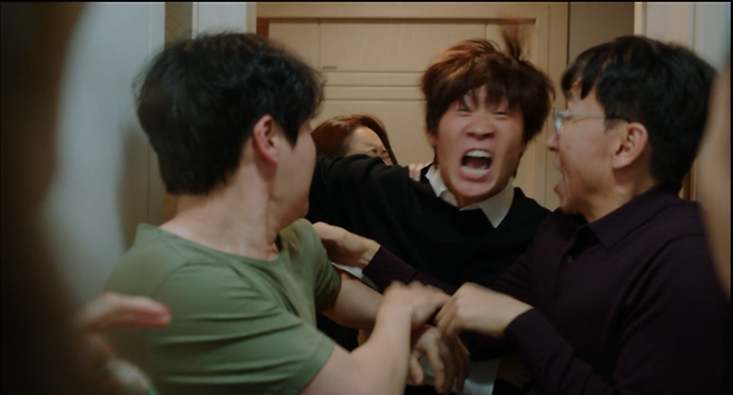 배우 이희준이 연출한 <직사각형, 삼각형> 한 장면. 전주국제영화제 제공