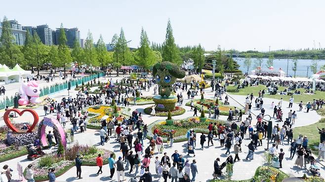 만개한 봄꽃을 보기 위해 고양국제꽃박람회에 방문객이 북적이고 있다. 고양국제꽃박람회 제공