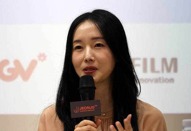 제26회 전주국제영화제가 열리고 있는 2일, 전북 전주시 완산구 전주중부비전센터에서 열린 ‘J스페셜: 올해의 프로그래머’ 기자회견에서 배우 겸 감독 이정현이 기자들의 질문에 답하고 있다. 연합뉴스