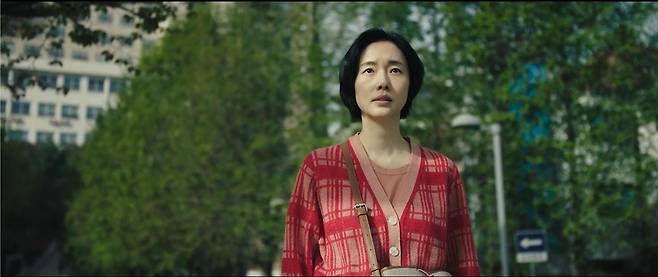 배우 이정현이 연출한 <꽃놀이 간다> 한 장면. 이정현은 극중 ‘수미’ 역을 맡았다. 전주국제영화제 제공