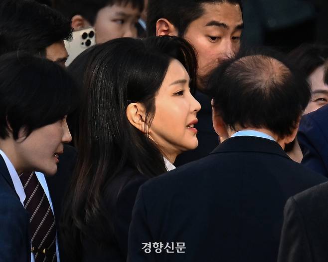 윤석열 전 대통령 부인 김건희 여사가 지난달 11일 서울 서초구 서초동 자택 앞에서 지지자들과 인사를 나누고 있다. 정효진 기자