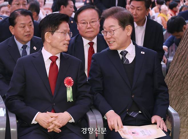 이재명 더불어민주당 대선후보와 김문수 국민의힘 대선후보(왼쪽)가 불기 2569(2025)년 부처님오신날을 맞은 5일 서울 종로구 조계사 대웅전 앞에서 열린 부처님 오신날 봉축법요식에서 대화를 하고 있다. 대통령실사진기자단