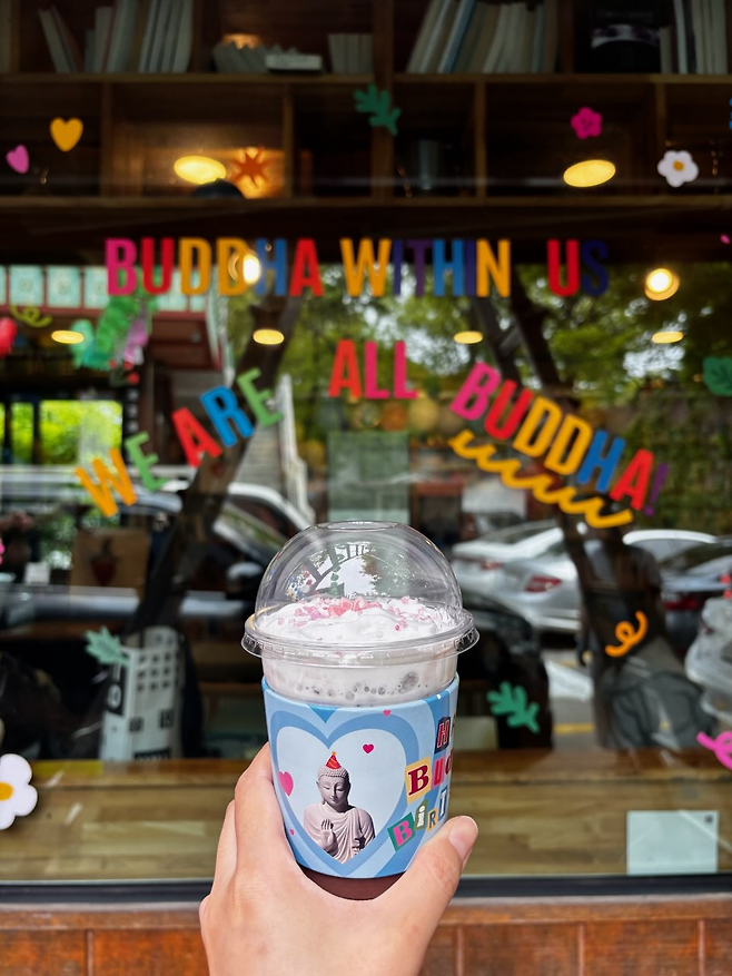 대한불교 조계종 연화사와 재난구호단체 더프라미스가 지난 30일부터 5일까지 서울 동대문구 연화사에서 “부처님 생신 카페”를 열고 있다. 사진 속 음료는 카페의 주력 상품인 ‘연꽃 라떼’로, 행사기간을 모두 합쳐 총 500잔을 판매한다. 더프라미스 제공