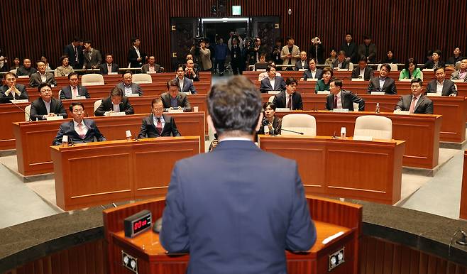 권성동 국민의힘 원내대표가 5일 국회에서 열린 의원총회에서 발언하고 있다. 연합뉴스