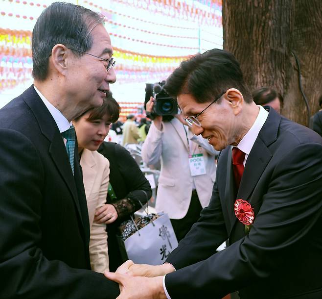 악수 김문수 국민의힘 대선 후보(오른쪽)와 한덕수 무소속 예비후보가 5일 서울 종로구 조계사에서 열린 부처님오신날 봉축법요식에서 악수하고 있다. 대통령실사진기자단