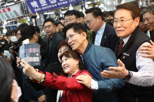 국민의힘 김문수 대선 후보가 지난 4일 경기도 의정부제일시장을 방문해 시민과 사진을 찍고 있다. 공동취재