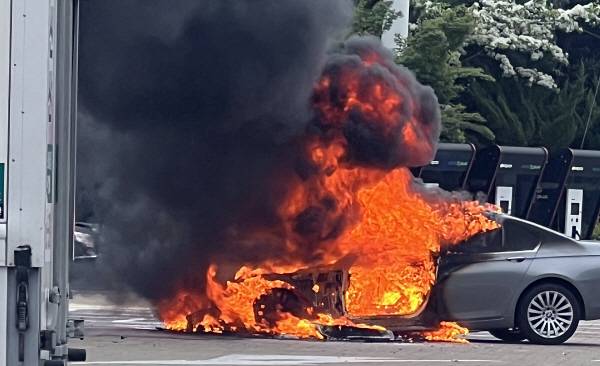 5일 오후 4시 36분께 경남 양산시 동면 양산휴게소 서울 방향에 주차된 BMW7 승용차에서 원인 미상의 화재가 발생하고 있다. 연합뉴스