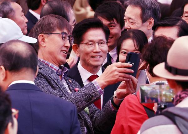 국민의힘 김문수 대선 후보가 5일 서울 종로구 조계사에서 열린 불기 2569년 부처님오신날 봉축법요식을 마친 후 참석자와 사진을 찍고 있다. 연합뉴스