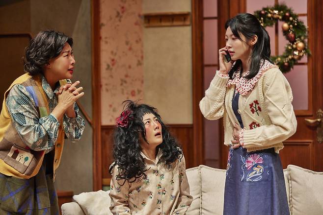 Gong Seung-yeon (first from right) plays Monica in the play "The Secret of Flowers." (Park Company)