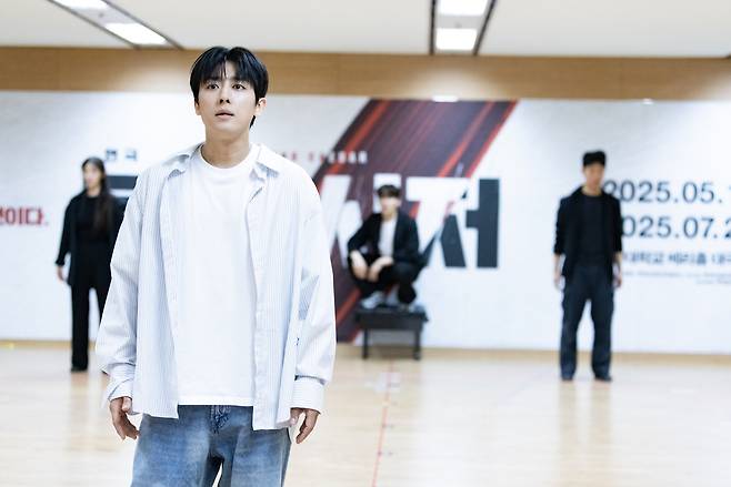 Son Ho-jun performs a scene from "Killing Caesar" during a rehearsal open to the press on Wednesday, at Chungmu Arts Center in Seoul. (The Tov Company)