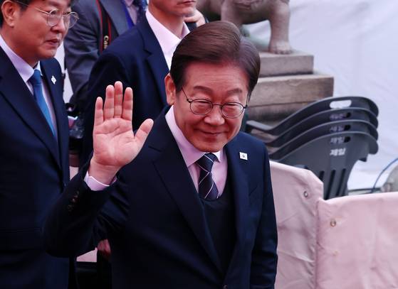 Democratic Party presidential candidate Lee Jae-myung waves to supporters after paying his respects to Buddha during a Buddha's Birthday event at Jogyesa Temple in Jongno District, central Seoul, on May 5. [YONHAP]