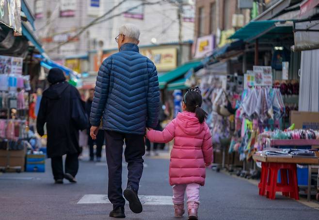 지난 2월27일 서울 종로구 창신동문구완구거리에서 어린이들이 부모님과 함께 문구류를 살펴보고 있다. 유희태 기자