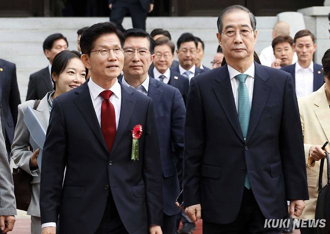 김문수 국민의힘 대선 후보(왼쪽)와 한덕수 무소속&nbsp;예비후보가 5일 서울 조계사에서 열린 부처님 오신 날 봉축법요식에 나란히 참석하고 있다. 곽경근 대기자&nbsp;