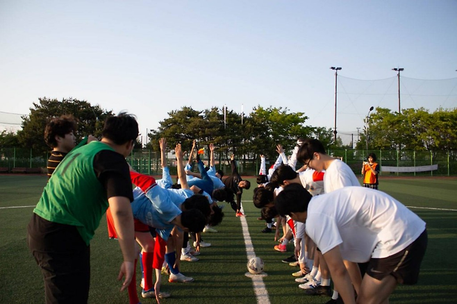 4일 오후 경기도 부천시 북부수자원생태공원 축구장에서 JC리그 참가자들이 경기 전 스트레칭을 하고 있다. JC리그 제공