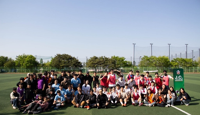 4일 오후 경기도 부천시 북부수자원생태공원 축구장에서 JC리그 참가자들이 단체사진을 찍고 있다. JC리그 제공