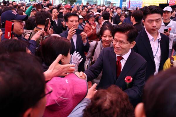 국민의힘 김문수 대선 후보가 5일 서울 종로구 조계사에서 열린 불기 2569년 부처님오신날 봉축법요식을 마친 후 시민들과 악수를 나누고 있다. 연합뉴스