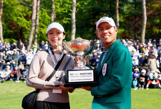아내와 우승 트로피를 든 문도엽(오른쪽). 사진[연합뉴스]