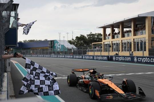 가장 먼저 체커기를 받은 오스카 피아스트리. 사진[EPA=연합뉴스]