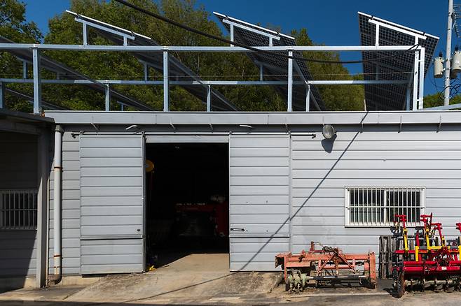 구양리 햇빛두레 발전소 1호. 마을 공용 농기계 창고 지붕에 태양광 발전 설비를 올렸다. [사진=전형민 기자]