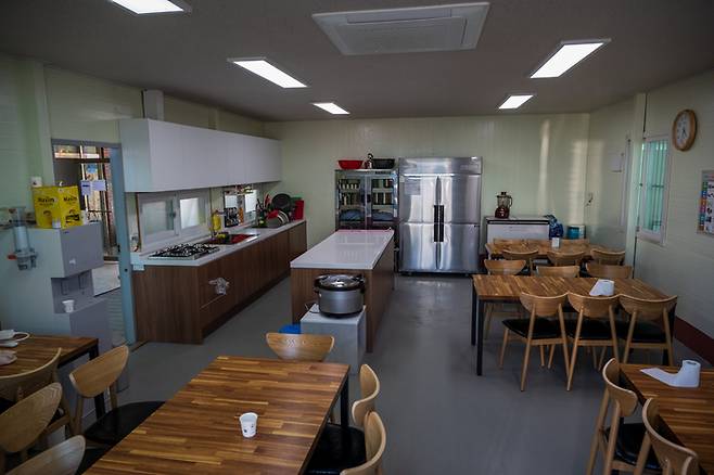 구양리 마을 식당의 모습. 무료 급식을 운영하지 않는 일요일에 찾아갔기 때문에 이날 급식 모습을 볼 수는 없었다. [사진=전형민 기자]