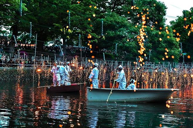 함안 무진정에서 열리는 낙화놀이. 함안군청