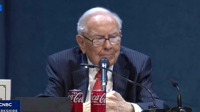 미국 투자의 전설 워런 버핏이 오마하에서 열린 버크셔해서웨이 연례 주총에서 4만여 명의 주주들이 운집한 가운데 은퇴 계획을 3일(현지시간) 밝혔다. [사진 = CNBC 캡처]