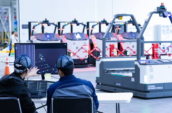 현대무벡스 청라R&D센터에서 연구원들이 자체 설계한 AGV(무인운반차)를 검수하고 있다. <현대무벡스>