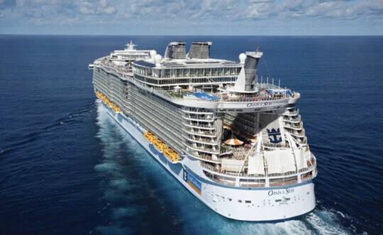 로얄캐리비안크루즈의 대형 크루즈.